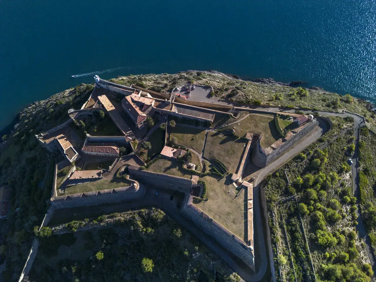 Fortezza a stella vista dall'alto, con il mare blu sullo sfondo. Una foto droni che cattura la maestosità storica.