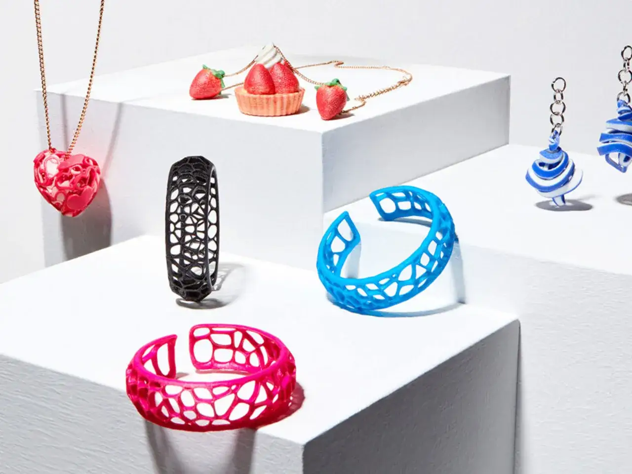 Gioielli colorati e moderni, come bracciali e collane a forma di cuore, frutto di innovativi progetti laser.