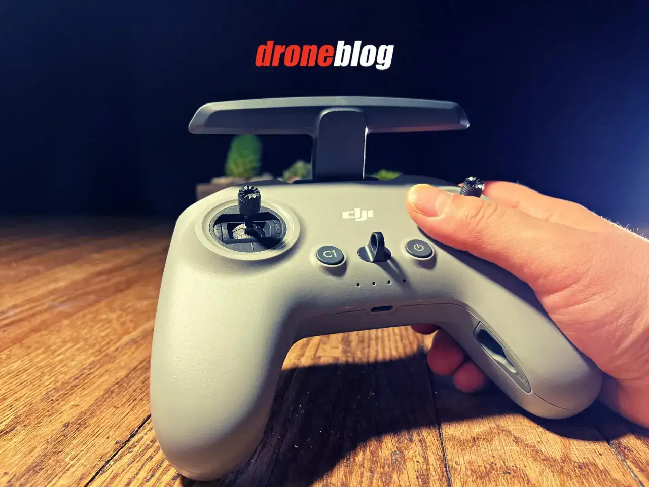 Mano che impugna il controller DJI FPV, pronto a scatenare la sua velocit&agrave; massima.