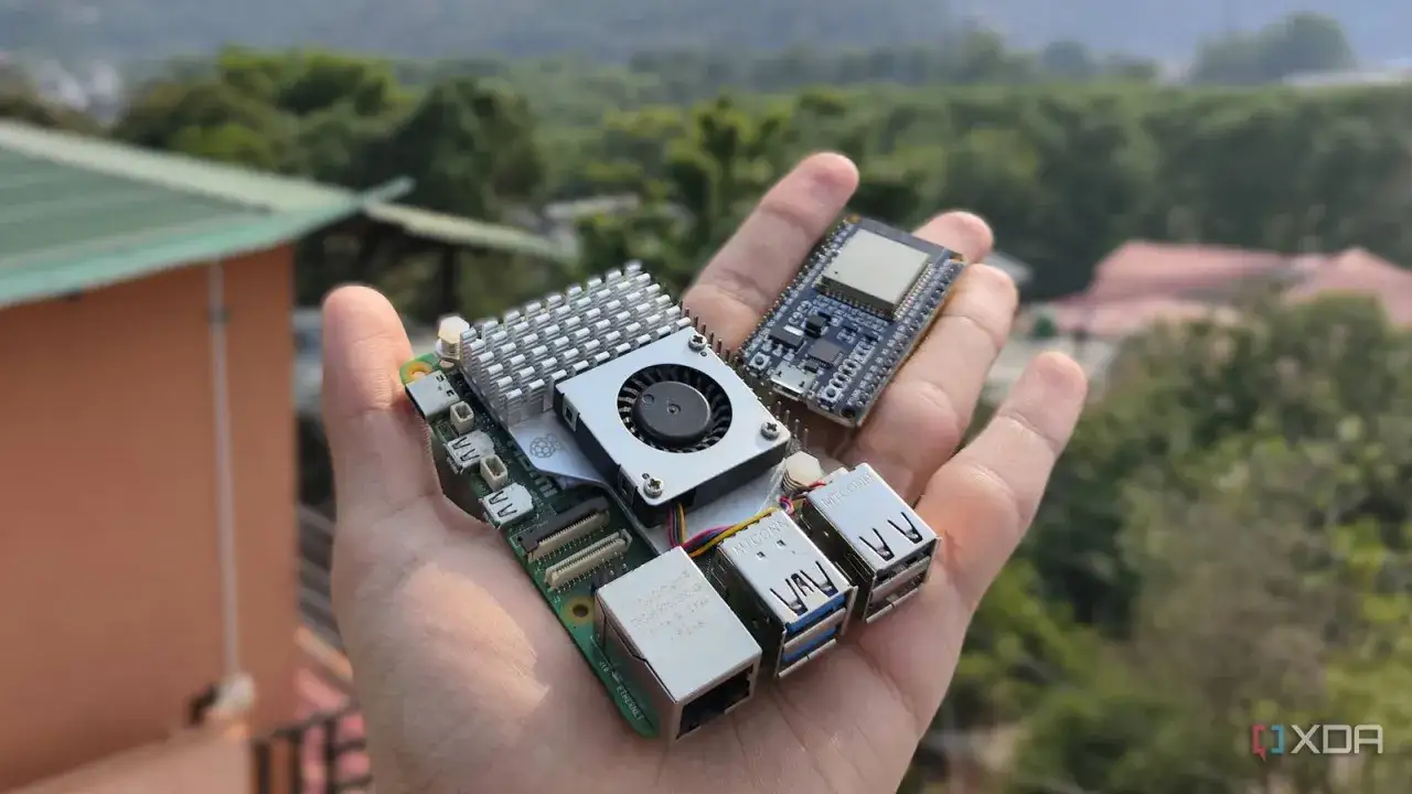 Scheda Raspberry Pi con ventola e un modulo ESP32, perfetti per i tuoi prossimi esp32 progetti.