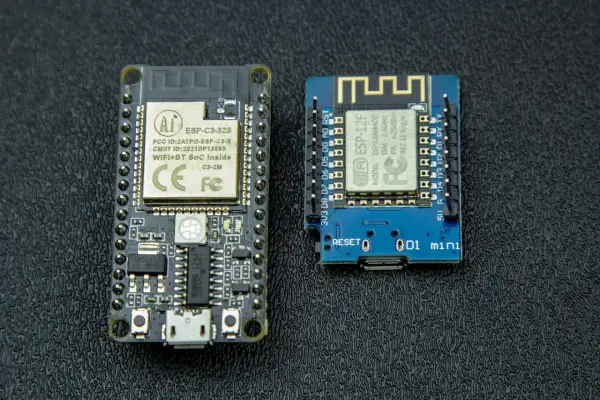 Due schede ESP32 e ESP8266, perfette per i tuoi prossimi progetti IoT.