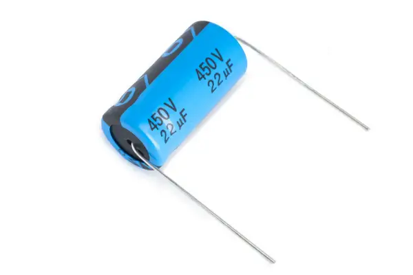 Un condensatore polarizzato blu con specifiche 450V 22µF, pronto per essere saldato.